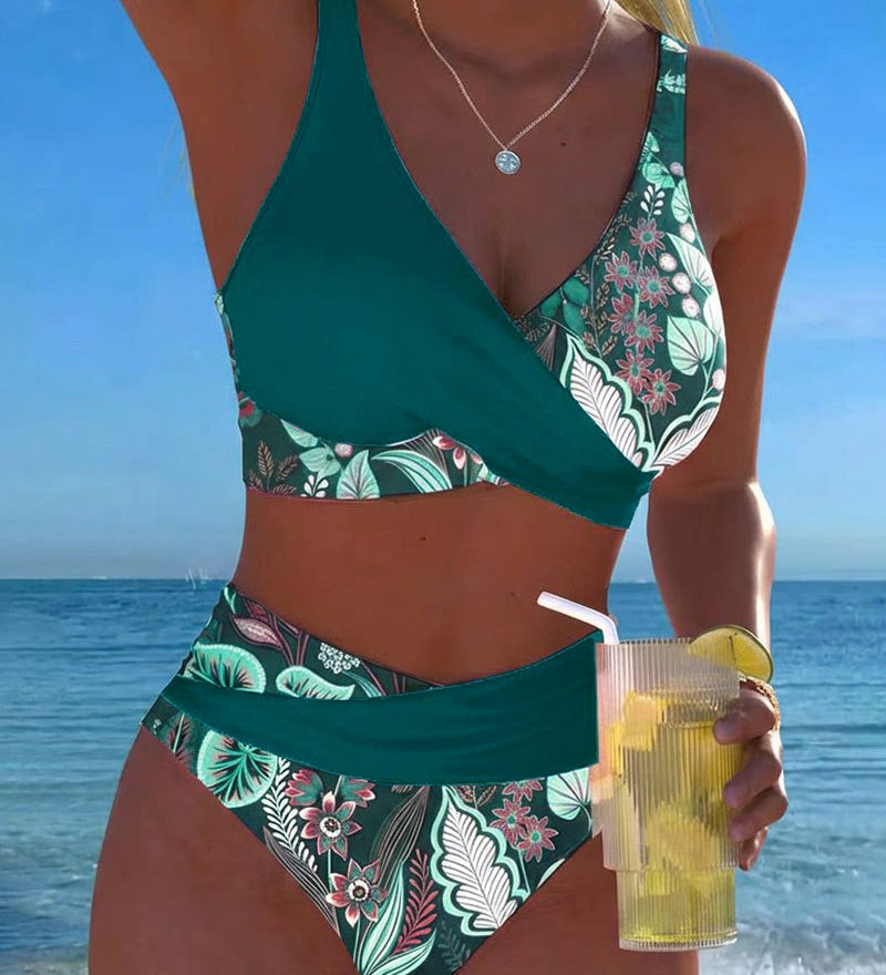 Bikiny s kontrastnou farbou a kvetinovým vzorom