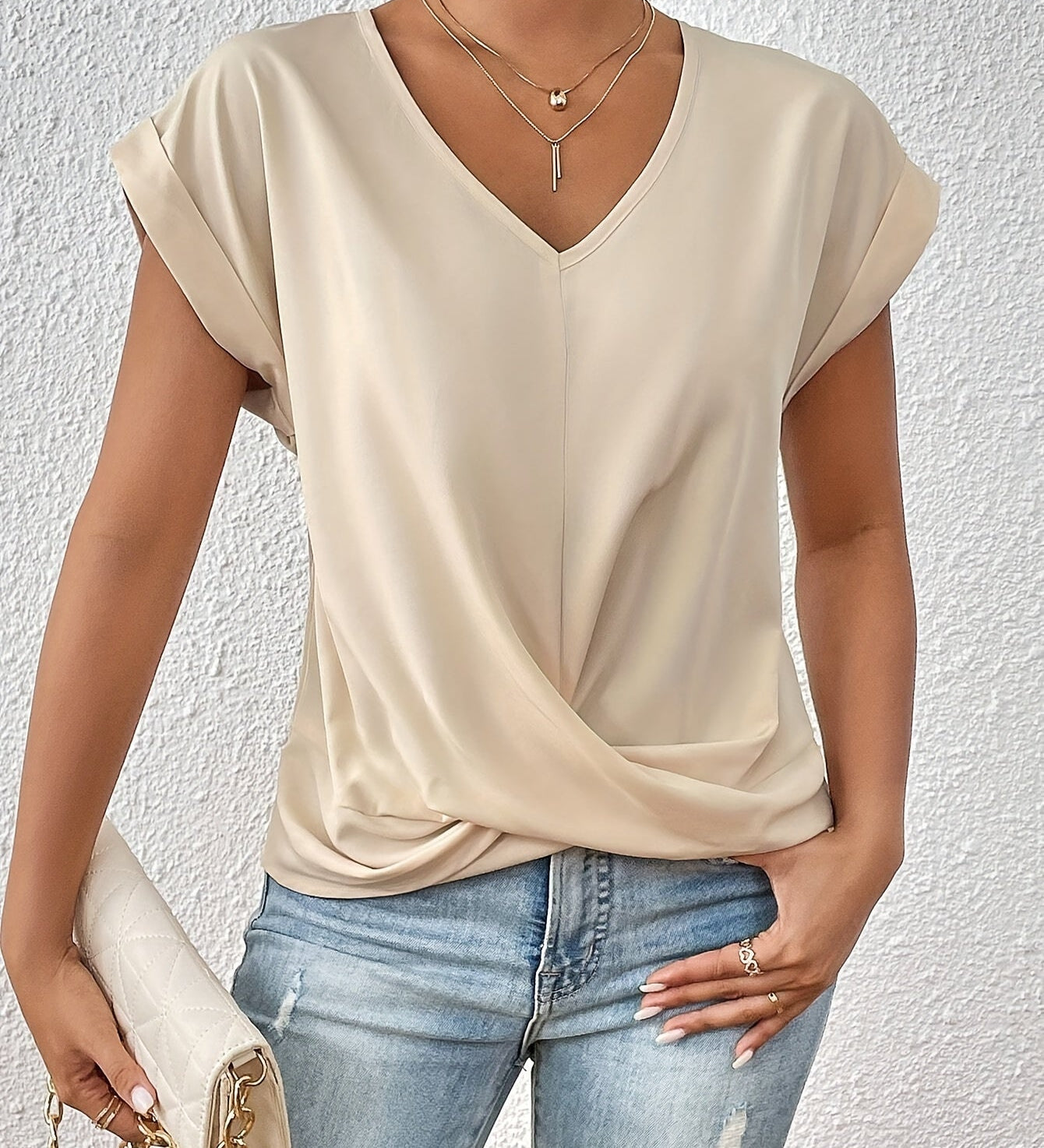 MEIKA™ – Klasický top s detailom twist a výstrihom do V