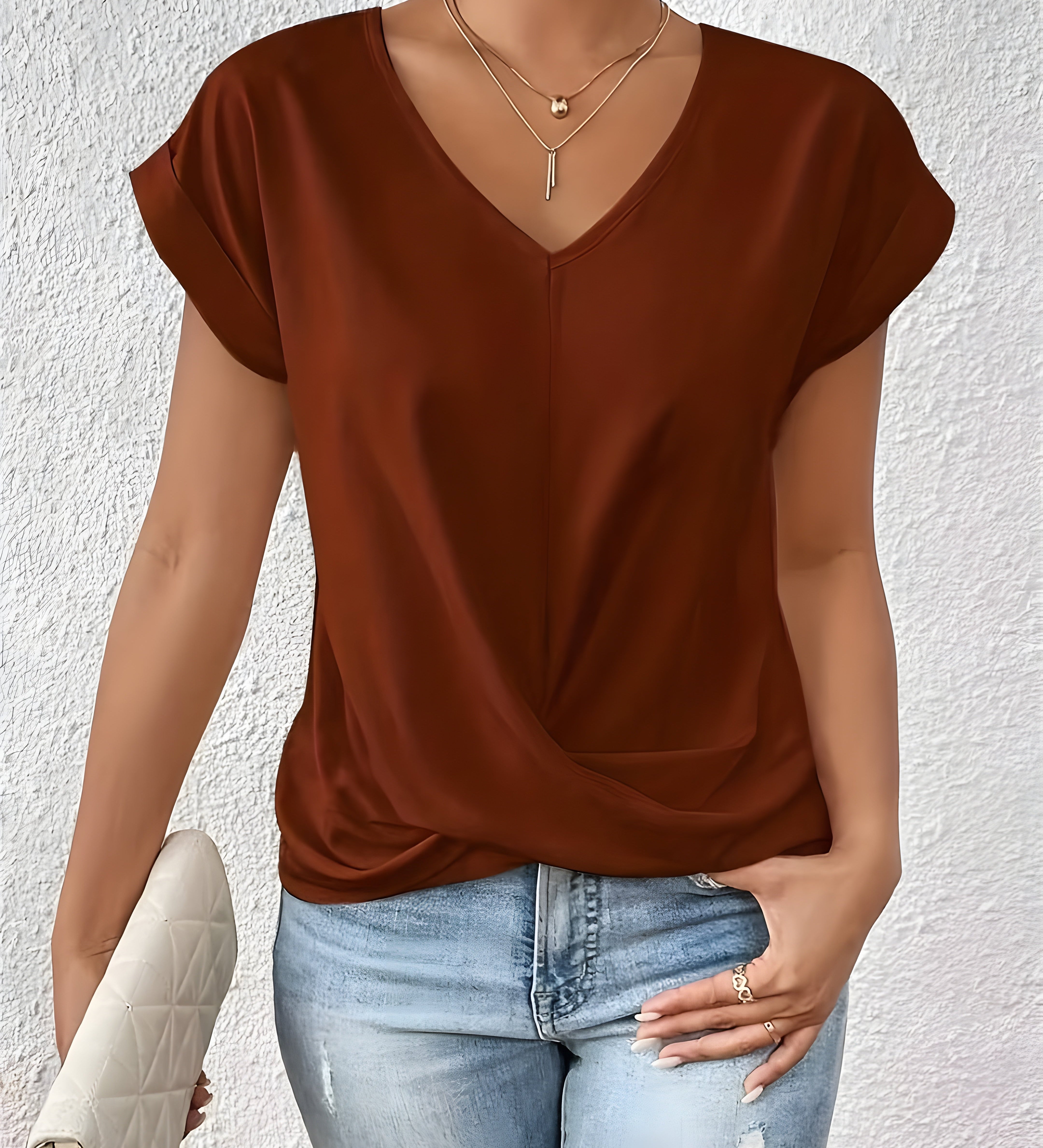 MEIKA™ – Klasický top s detailom twist a výstrihom do V