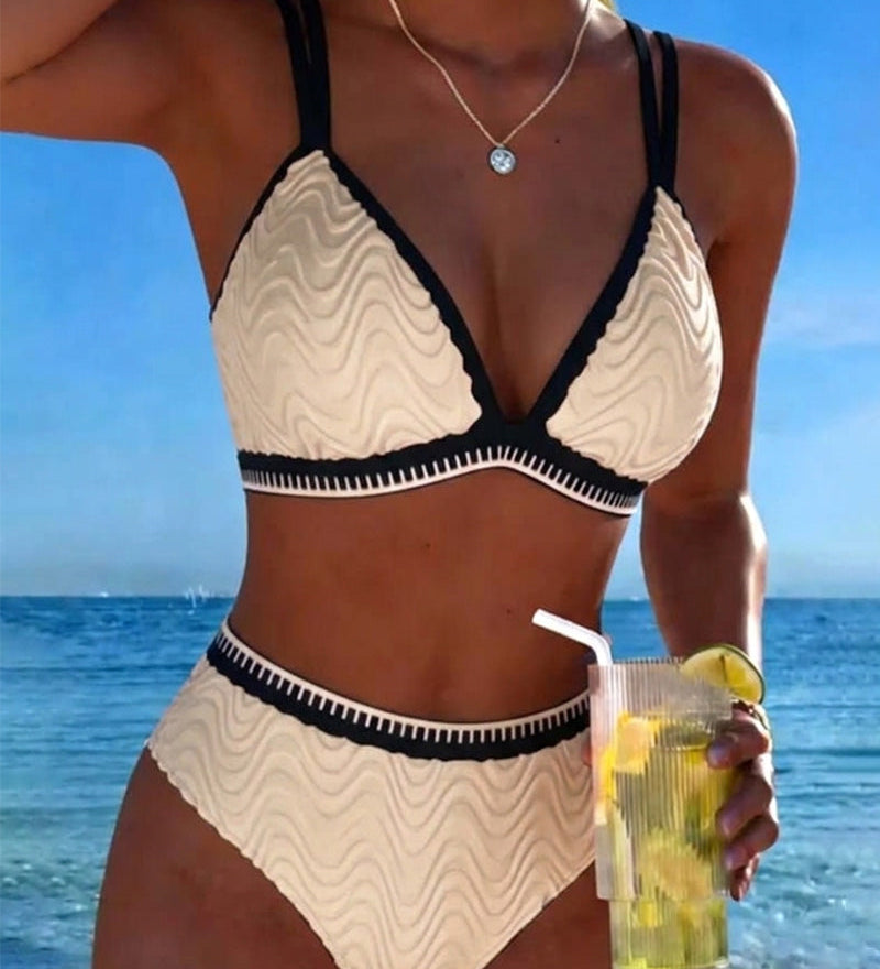 Bikini s blokom farieb a dvojitými štruktúrovanými ramienkami