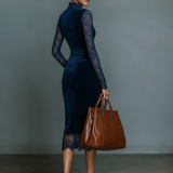 Elegantné midi-párty šaty z tmavomodrého zamatového materiálu pre ženy so čipkovým výstrihom a rukávmi